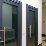 Personnalisez votre entrée : options de design pour portes en aluminium